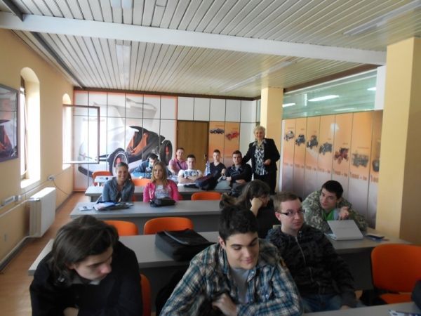 E-Gimnazija u Novom Sadu srdačno primila predstavnike FIMEK-a i Pravnog fakulteta za privredu i pravosuđe